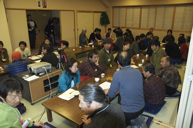 セ夕方から再び座学開始 カミフ山岳エリアの雪崩の傾向、低体温症への対処法